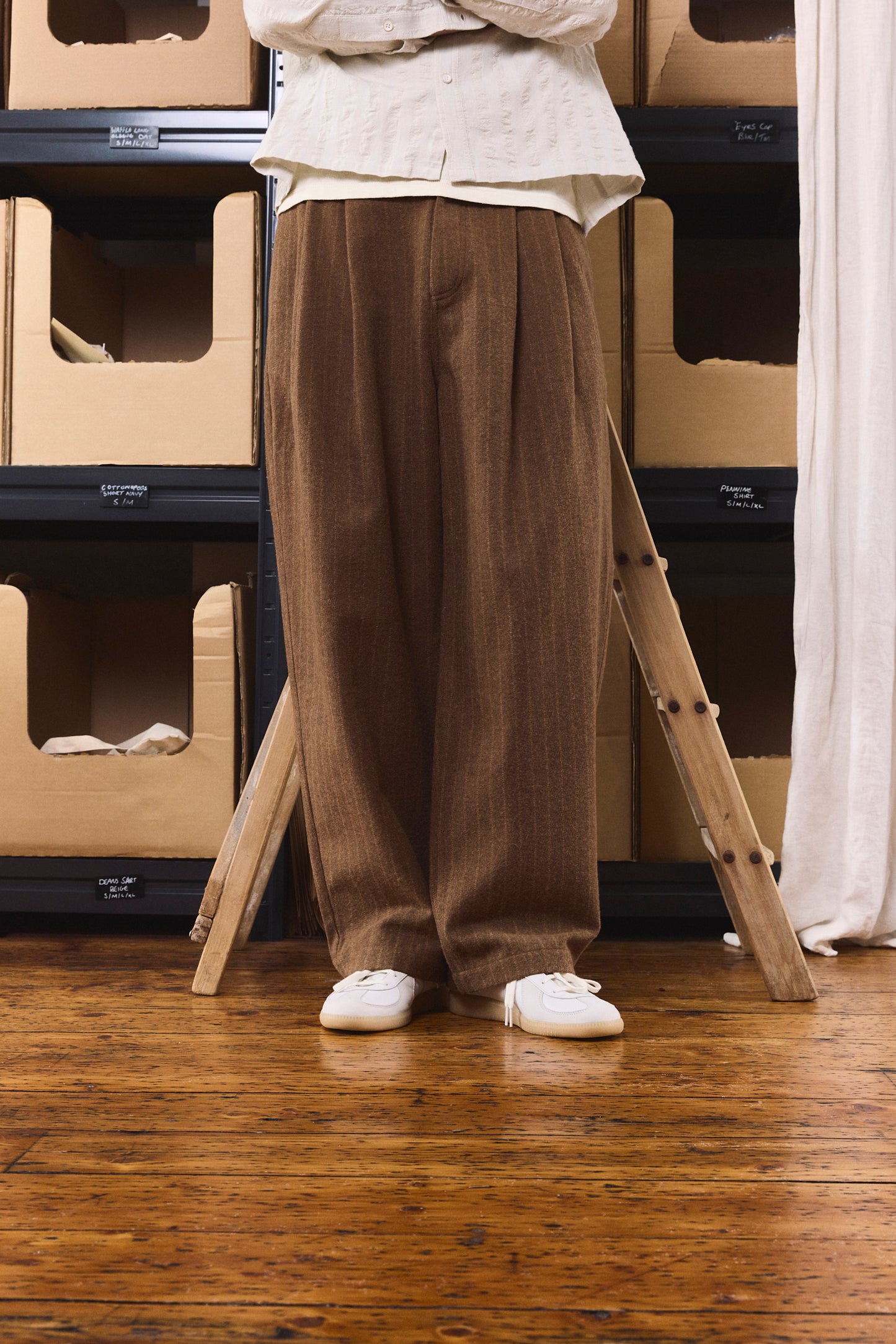EVERYDAY DOUBLE PLEATED PANT BROWN PINSTRIPE SS27
